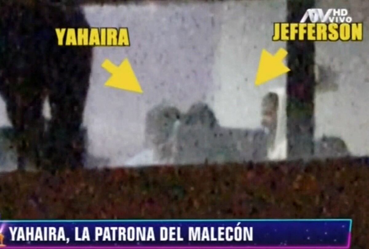 Jefferson Farfán fue captado en una fiesta íntima con la familia de la cantante Yahaira Plasencia.  (Captura de pantalla)