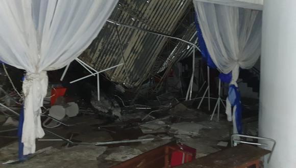 El derrumbe del techo ocurrido esta tarde al interior de un local de eventos del centro de Huancayo habría cobrado la muerte de seis personas y dejado más de 25 heridos, según un reporte preliminar de la Policía Nacional (Foto: cortesía)
