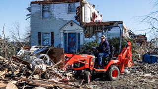 Empieza la titánica tarea de remover los escombros del tornado en Kentucky