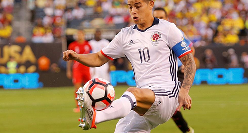 James Rodríguez pudo anotar a la Selección Peruana, pero el palo le dijo no a su disparo (Foto: AFP)