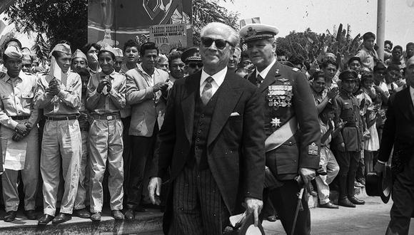 El 7 de abril de 1961, el presidente italiano Giovanni Gronchi recorrió las calles de Lima en una carrosa como homenaje a su llegada a nuestro país. Durante su estadía, visitó el Panteón de los Próceres, regaló un cáliz de oro y fue nombrado huésped ilustre por la Municipalidad de Lima. (Foto: GEC Archivo Histórico)