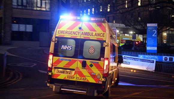 Una ambulancia de emergencia llega al hospital Bradford Royal Infirmary en Bradford, norte de Inglaterra, el 5 de enero de 2022.  (Foto de Oli SCARFF / AFP)