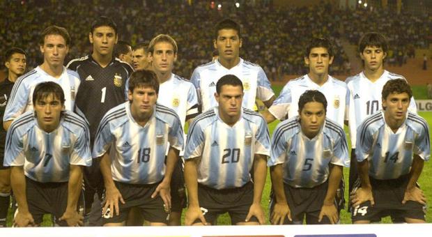 Hernán Peirone (20) to the left of Lionel Messi (18) in the 2005 Sub-20 South American Championship. (Photo: Fotobaires)