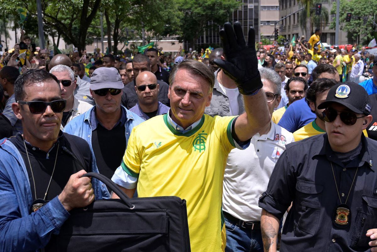 Jair Bolsonaro waves during a campaign rally in Belo Horizonte, Minas Gerais, Brazil, on October 29, 2022. (DOUGLAS MAGNO / AFP).