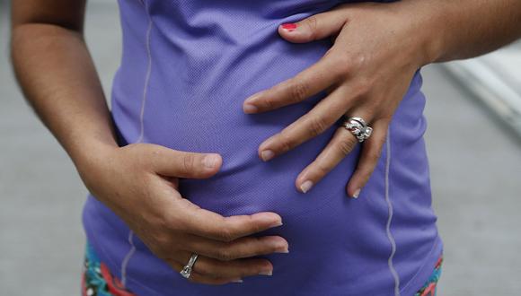Una migrante hondureña muestra su barriga de embarazada. (Foto referencial de ULISES RUIZ / AFP)