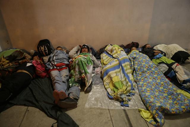 Venezolanos atrapados en Tumbes duermen en el paso fronterizo