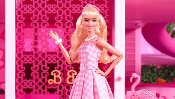 El 'live action' de Barbie, protagonizado por Margot Robbie y Ryan Gosling, traerá a la vida a la famosa muñeca de Mattel. Desde ya está elevando en doble dígito las ventas de la muñeca que hoy está en boca de todos. Marcas apuntan tanto a niñas como a adultas para los productos de Barbie.