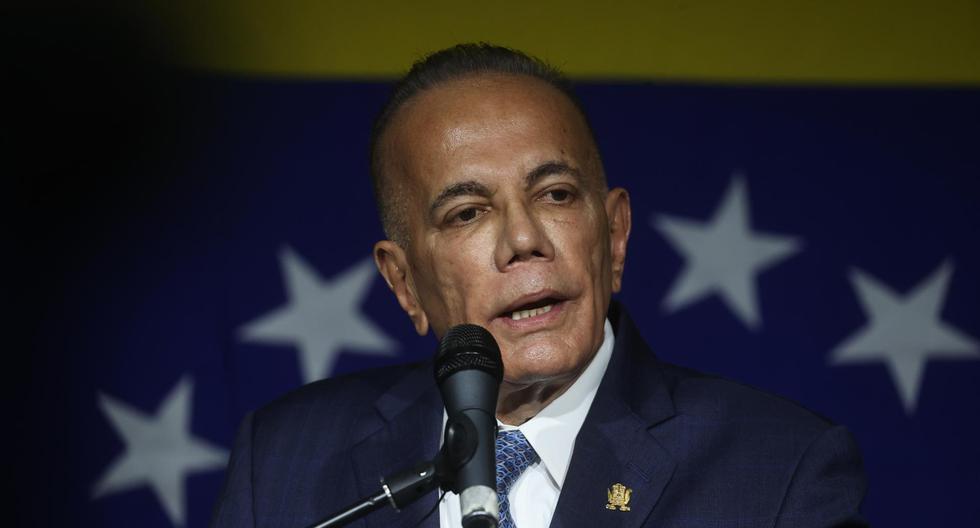 El gobernador del estado venezolano de Zulia, Manuel Rosales, ofrece una rueda de prensa este martes en Caracas, Venezuela, tras inscribir su candidatura para las elecciones presidenciales. (EFE/ Miguel Gutiérrez).