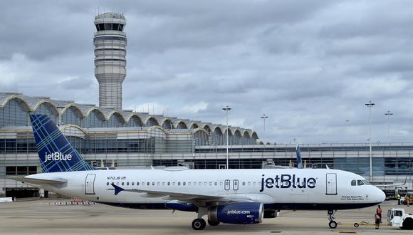 Un Airbus A320-232 de JetBlue Airways, taxis en el Aeropuerto Nacional Ronald Reagan. (Foto referencial)