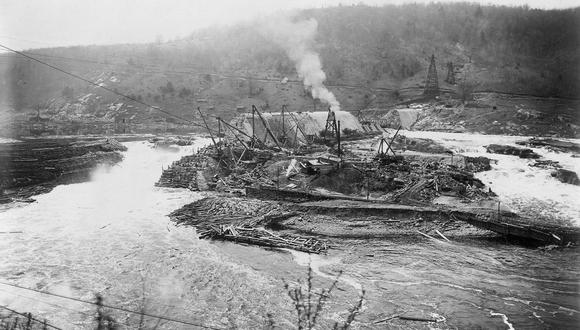 Esta fotografía de archivo sin fecha muestra la construcción de la presa Gatún en el río Chagres, Panamá, que crearía el lago Gatún en la sección norte del Canal de Panamá. (Foto de BIBLIOTECA DEL CONGRESO DE EE. UU. /FILES / AFP)