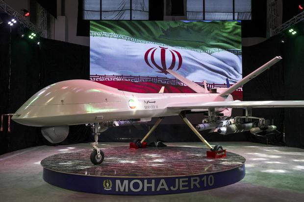 El dron iraní Mohajer 10 en la exposición de logros de la industria de defensa de Irán, el 23 de agosto de 2023. (Foto de ATTA KENARE / AFP).