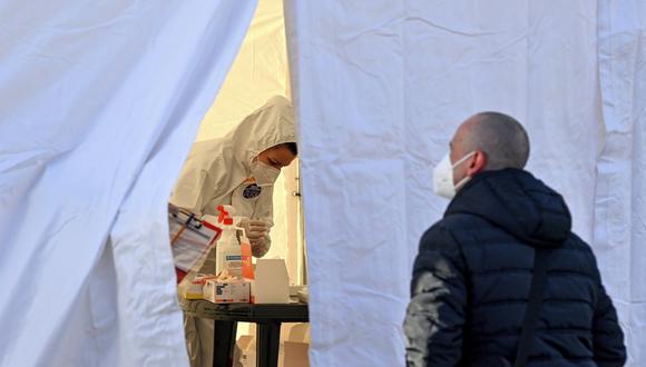 Los viajeros polacos esperan una prueba de coronavirus en el cruce fronterizo de Stadtbruecke, entre Alemania y Polonia, el lunes 22 de marzo de 2021. (Patrick Pleul / dpa vía AP).
