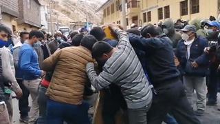 La Oroya: pasajeros despejaron por un momento la vía bloqueada por los manifestantes en Marcavalle