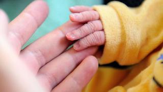 Mujer da a luz gracias a un embrión congelado hace 16 años