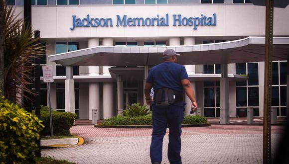 Un hombre pasa frente al Hospital Jackson Memorial, donde se someterá a cirugía el presidente de Ecuador, Guillermo Lasso. (EFE/ Giorgio Viera).