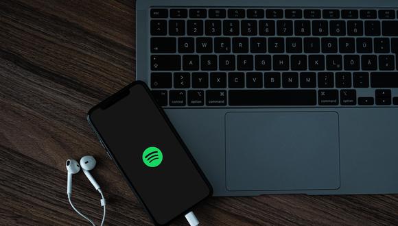 Spotify utilizaría anuncios creados por una IA con las voces de los anfitriones de podcasts.