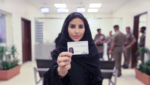 Diez mujeres saudíes hacen historia al recibir sus permisos de conducir. (Foto: AP)