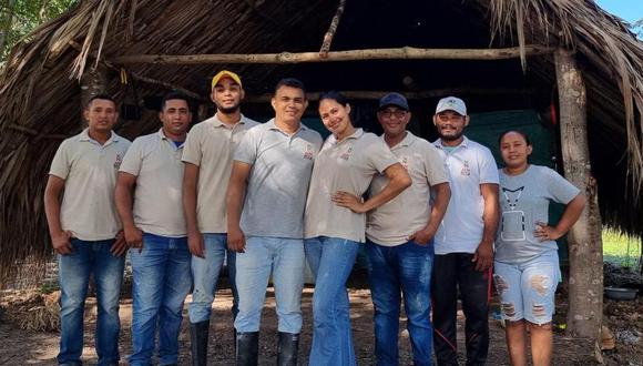 Heber de Jesús Palomino y su esposa Yurleidis junto a parte del equipo de ADN Roca. (FOTO: ADN Roca).