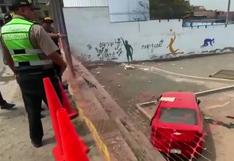 Independencia: auto pierde el control, destroza una reja y termina dentro de un parque