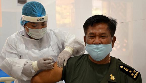 La OPS precisó si es prioritario vacunar contra el coronavirus a militares y políticos primero. (Foto Referencial: TANG CHHIN Sothy / AFP)