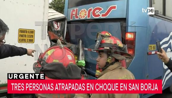 Tres trabajadores quedaron atrapadas tras impacto de furgoneta con bus interprovincial. (Captura: TV Perú)