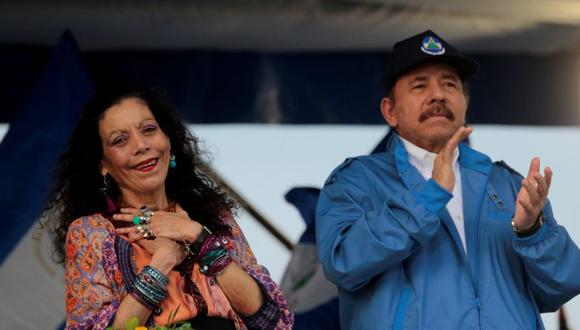 El presidente de Nicaragua, Daniel Ortega, y la vicepresidenta, Rosario Murillo, saludan a los simpatizantes en Managua, Nicaragua. (Foto: REUTERS / Oswaldo Rivas/ Archivo).