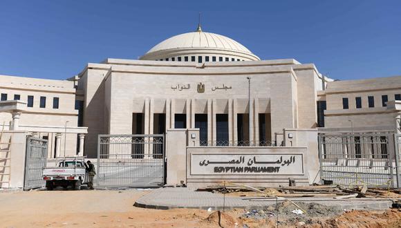 Esta fotografía muestra una vista de la nueva sede del parlamento de Egipto, a unos 45 kilómetros al este de El Cairo. (Foto referencial: Ahmed HASAN / AFP)