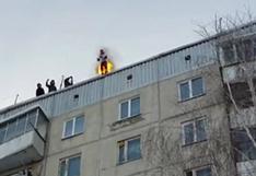 Sí, Hombre Ruso en Llamas se lanza desde un Edificio. (VIDEO)