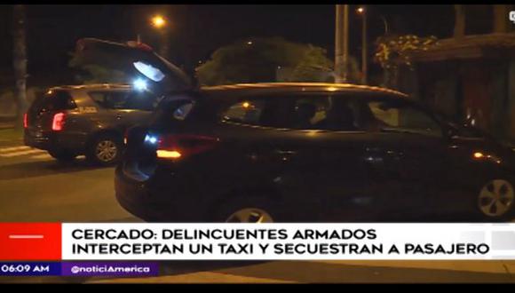 Sujetos secuestran a pasajero que viajaba en un taxi (Captura: América Noticias)