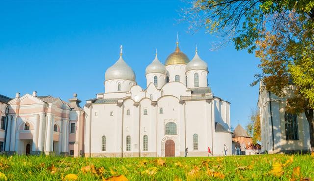 Catedral de Santa Sofía de Nóvgorod. Es el templo más antiguo de Rusia. Sus primeros cimientos se establecieron el año 1045 y su diseño tiene influencia bizantina, que destaca por sus cubiertas en forma de bóvedas. Fue declarada Patrimonio de la Humanidad por la Unesco en 1992. (Foto: Shutterstock)