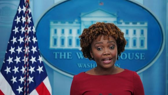 La secretaria de prensa de la Casa Blanca, Karine Jean-Pierre, habla durante la sesión informativa diaria en la Sala de conferencias de prensa James S Brady de la Casa Blanca en Washington, DC, el 3 de agosto de 2022. (Foto de MANDEL NGAN / AFP)