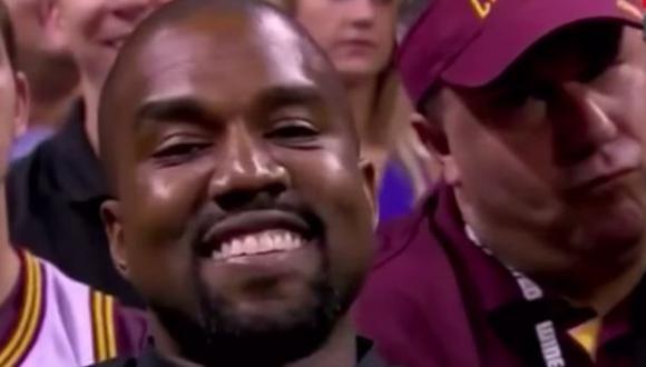 Kanye West fue grabado sonriendo en un partido de básquet