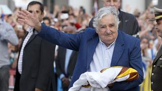 José Mujica se despide de la presidencia con "abrazo" a Uruguay