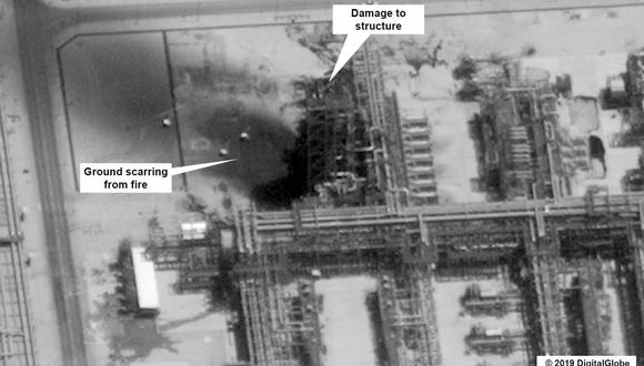 Imagen satelital que muestra los daños a la infraestructura de la empresa de Arabia Saudita Aramco, que fue atacada con drones el sábado. (Reuters).