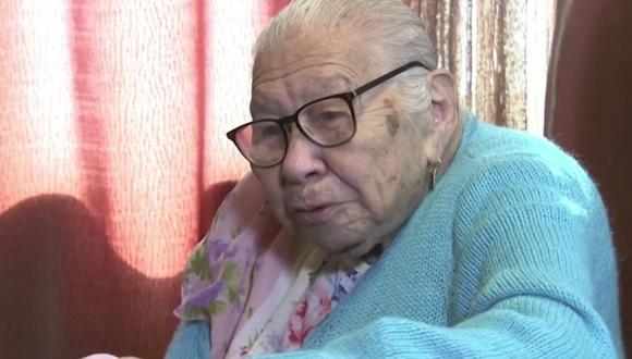 María Torres, de 106 años y que tuvo 12 hijos, se vacunó en Estados Unidos contra el nuevo coronavirus. (Captura de pantalla/Reuters).