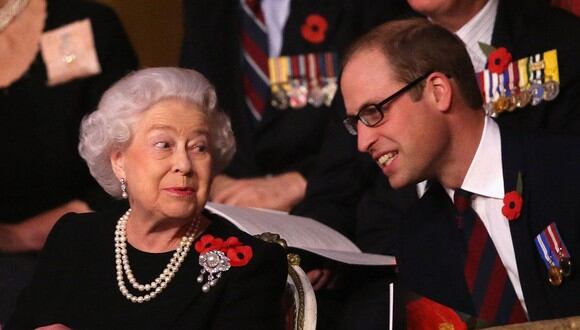 Isabel II del Reino Unido y Guillermo de Cambridge. (Foto: AFP)