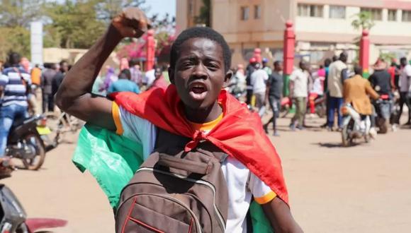 Joven celebra el derrocamiento del presidente de Burkina Faso, Roch Kaboré. (Reuters).