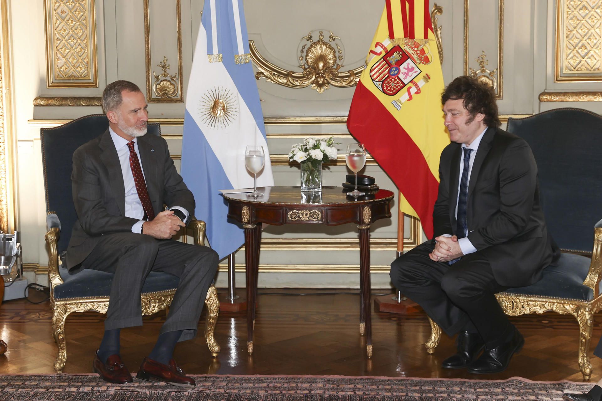 King Felipe VI and the elected president of Argentina, Javier Milei, during their meeting on Saturday in Buenos Aires.  (EFE/House of His Majesty the King/JOSE JIMENEZ).