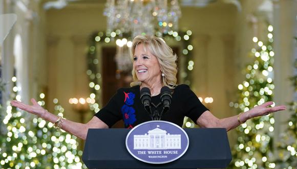 La primera dama de EE. UU., Jill Biden, agradece a los voluntarios de todo el país que ayudaron a decorar la Casa Blanca para las fiestas, en la Casa Blanca en Washington, EE.UU.