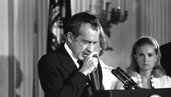 Un 8 de agosto de 1974 renuncia el presidente estadounidense Richard Nixon, tras destaparse una red de espionaje político, sobornos y uso ilegal de fondos, en el llamado escándalo del Watergate. (AP).