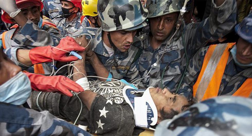 Rescatan con vida a un joven nepalí tras cinco días bajo los escombros. (Foto: EFE)