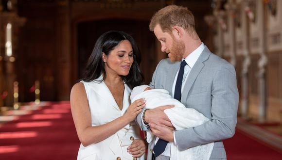 El príncipe británico Harry y Meghan, duquesa de Sussex, son vistos con su pequeño hijo. (Dominic Lipinski/REUTERS).