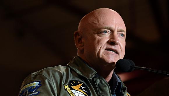 Mark Kelly es reelegido en Arizona y deja al Partido Demócrata a un escaño del control del Senado de Estados Unidos. (PATRICK T. FALLON / AFP).