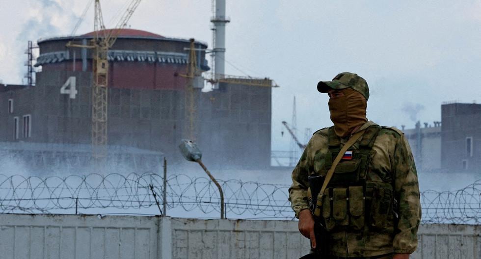 Un militar ruso hace guardia cerca de la planta nuclear de Zaporizhzhia, en Ucrania, el 4 de agosto de 2022. (REUTERS/Alexander Ermochenko/Archivo Foto).
