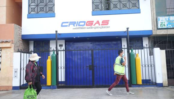 En los últimos días, familiares de pacientes graves de COVID-19 volvieron a hacer largas colas en la puerta del local, para recargar o comprar balones de oxígeno medicinal. Hoy encontraron las puertas cerradas. (Foto Britanie Arroyo / @photo.gec)