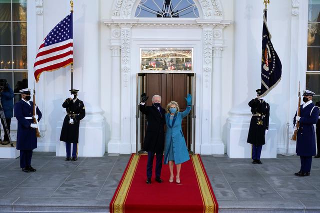 El presidente de Estados Unidos, Joe Biden, y la primera dama, Jill Biden, en la entrada de la Casa Blanca, en Washington. REUTERS