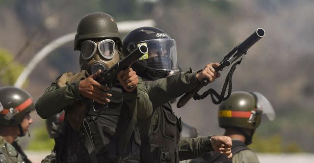 La Guardia Nacional arrojó gases lacrimógenos contra cientos de personas que intentaban bloquear una autopista en proximidades de la base aérea La Carlota, donde un grupo de militares se sublevó contra Nicolás Maduro. (AFP).