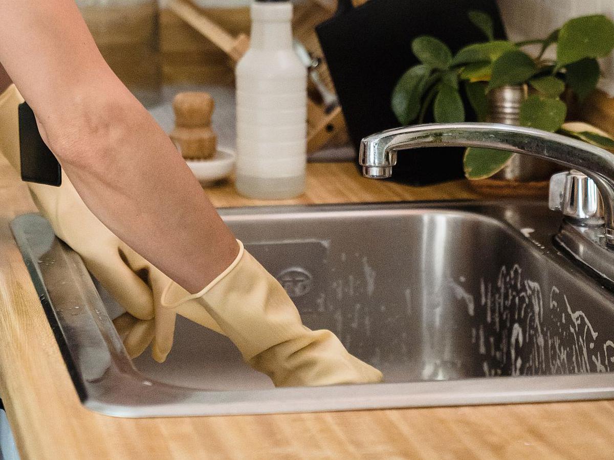 Este truco viral desatasca la bañera con solo dos ingredientes que tienes  en la cocina