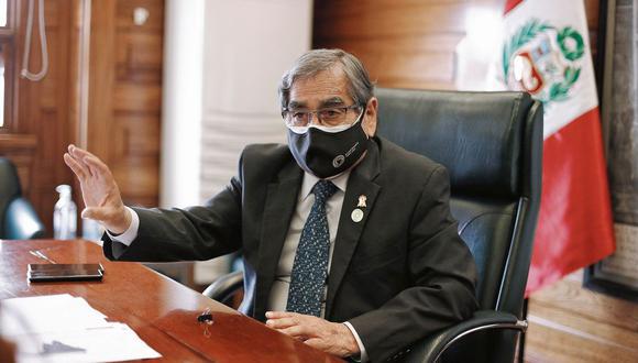 Óscar Ugarte, extitular del Minsa, consideró que el problema central es la conducción del Ministerio de Salud: “El propio Gobierno está diciendo suficiente con dos dosis, eso es lo grave”. (Foto: El Comercio)