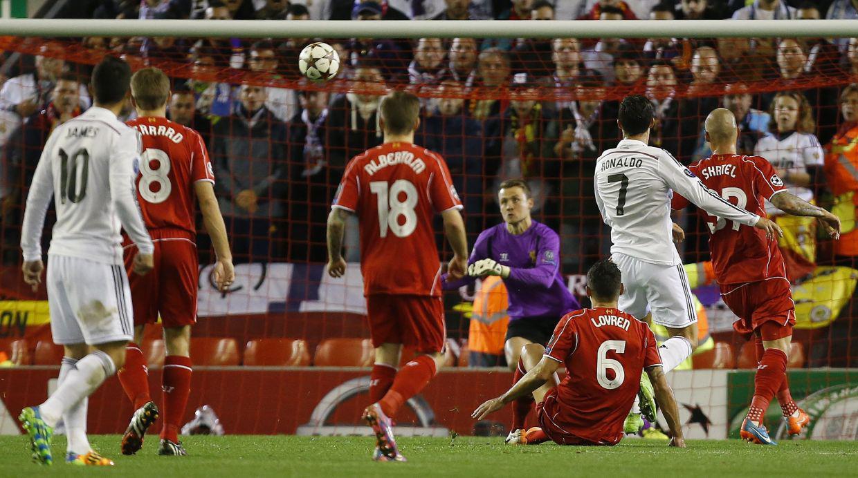 Real Madrid jugó de 'local' en Anfield y goleó 3-0 a Liverpool - 1